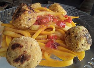 Una foto de Espagueti🍝 de calabacín🥒amarillo💛 con albóndigas🍘🥫🍳🥕🌰 de atún!!!