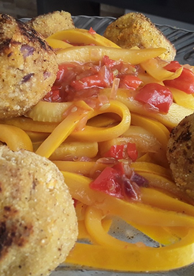 Una foto de Espagueti🍝 de calabacín🥒amarillo💛 con albóndigas🍘🥫🍳🥕🌰 de atún!!!