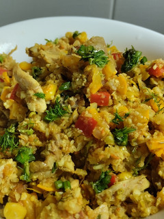 Una foto de Falso🍚arroz🍛con pollo🍱a mi estilo🍗🫛🥕