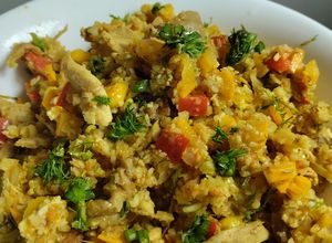 Una foto de Falso🍚arroz🍛con pollo🍱a mi estilo🍗🫛🥕