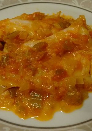 A picture of Hake in Tomato and Green Pepper Sauce.