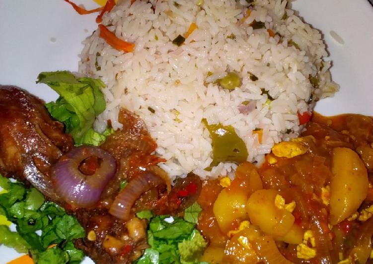 Vegetable rice with irish sauce and peppered chicken