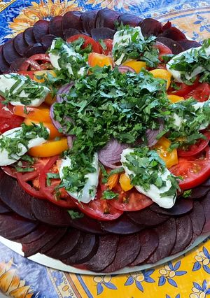 Une photo de Salade de betteraves rouges aux deux tomates, oignon rouge et mozzarella