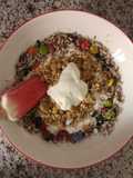 Yogur griego con muesli, semillas y coco