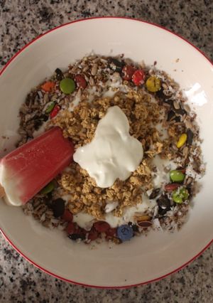 Una foto de Yogur griego con muesli, semillas y coco