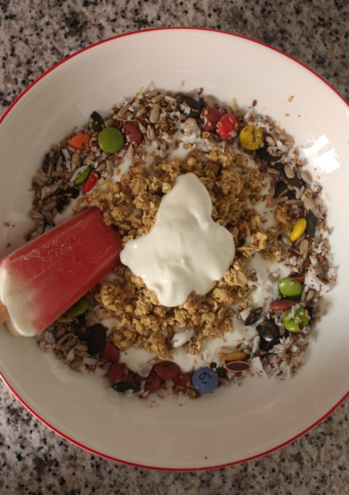 Una foto de Yogur griego con muesli, semillas y coco
