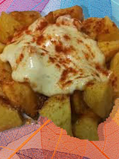 Una foto de Patatas bravas con mayonesa y pimentón