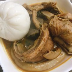 A picture of Intestine peppersoup and cornmeal.