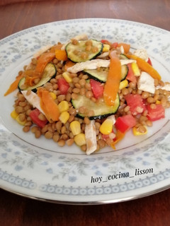 Una foto de Ensalada de lentejas con pollo y verduras