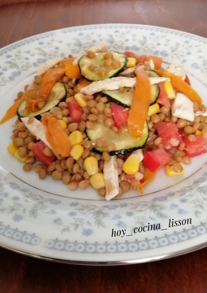 Una foto de Ensalada de lentejas con pollo y verduras