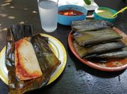 Una foto de tamales de hoja de platano