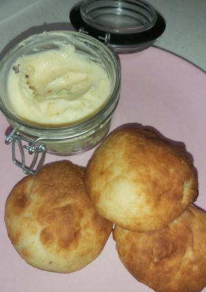 A picture of Fat head bread with garlic butter.