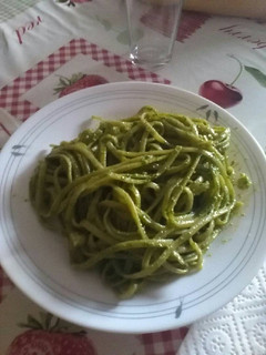 Una foto de Tallarines al pesto