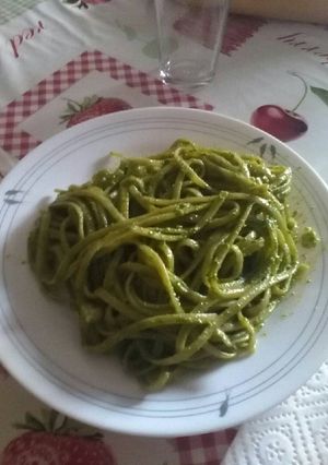 Una foto de Tallarines al pesto