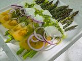 Запечена спаржа зі страчателою та помідорами