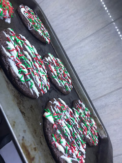 Una foto de Double chocolate chips cookies/ Galletas con doble chocolate y chips