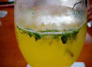 Una foto de Mojito con son Panameño!