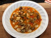 Una foto de caracol con chorizo