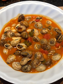Una foto de Caracoles en salsa de tomate picante