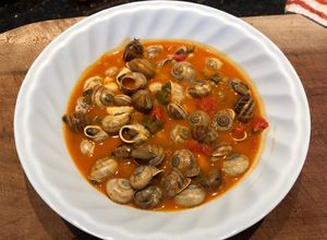 Una foto de Caracoles en salsa de tomate picante