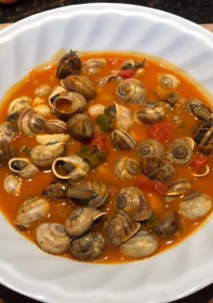 Una foto de Caracoles en salsa de tomate picante