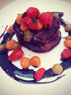 Una foto de Carne,Filete (caña) con tomate cherry y salsa de reduccion