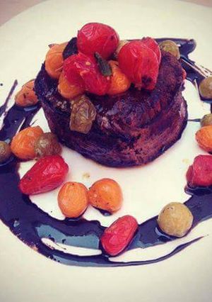 Una foto de Carne,Filete (caña) con tomate cherry y salsa de reduccion