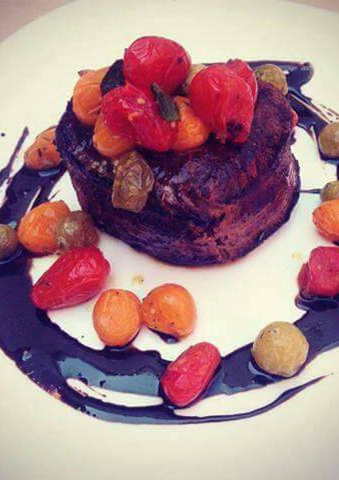 Una foto de Carne,Filete (caña) con tomate cherry y salsa de reduccion