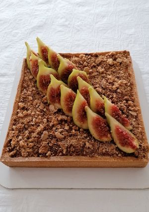 Foto di Crostata moderna al frangipane ai fichi e amaretti