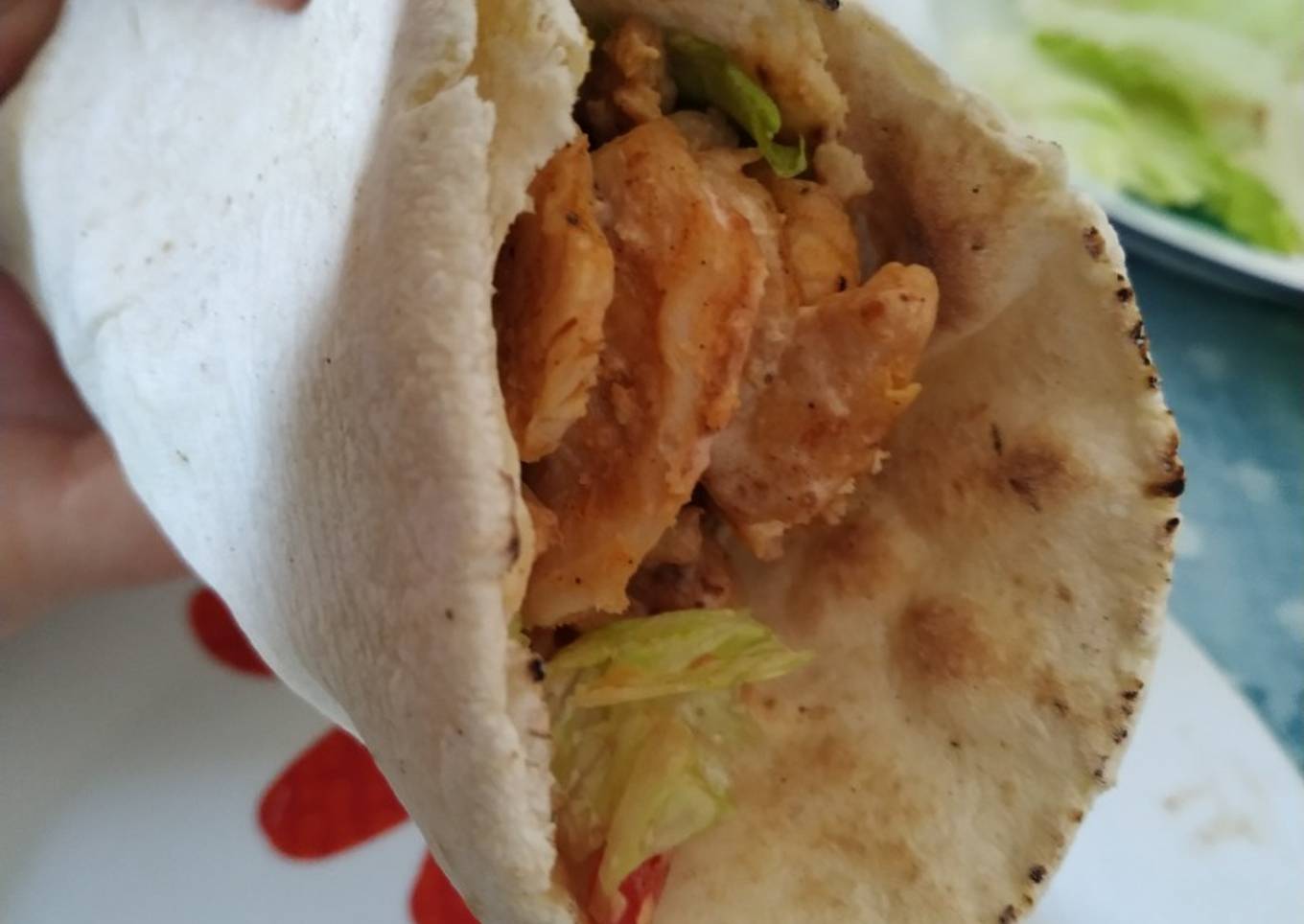 Kebab de pollo con arroz frito y salsa blanca sin yogur