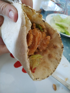 Una foto de Kebab de pollo con arroz frito y salsa blanca sin yogur