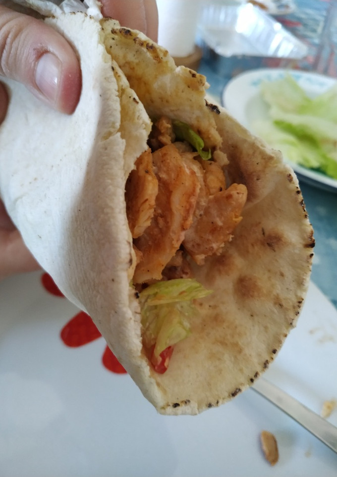 Una foto de Kebab de pollo con arroz frito y salsa blanca sin yogur