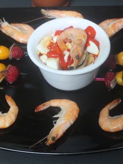Una foto de Ensalada de marisco con banderillas de uvillas y frambuesas
