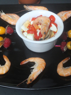 Una foto de Ensalada de marisco con banderillas de uvillas y frambuesas