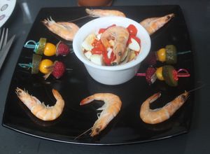 Foto principal de Ensalada de marisco con banderillas de uvillas y frambuesas