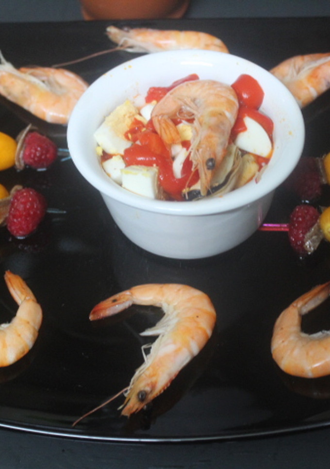 Una foto de Ensalada de marisco con banderillas de uvillas y frambuesas