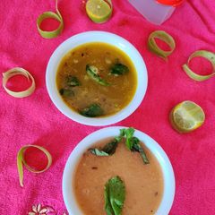 A picture of 2 types of soup Moong dal and lauki soup.