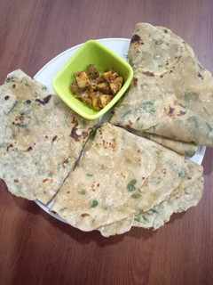 A picture of Methi spring onion soya paratha.