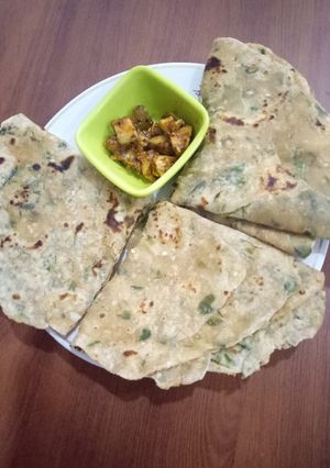 A picture of Methi spring onion soya paratha.