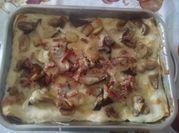 Una foto di pasta con funghi champignon