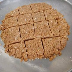 A picture of Gur papdi.
