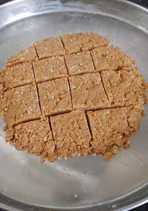 A picture of Gur papdi.