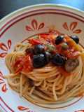 Spaghetti ai pomodorini freschi con capperi e olive