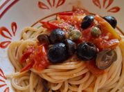 Una foto di spaghetti olive e capperi