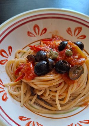 Foto di Spaghetti ai pomodorini freschi con capperi e olive