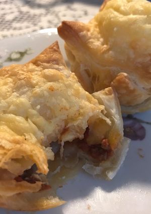 A picture of Cheesy Bolognese Pie.