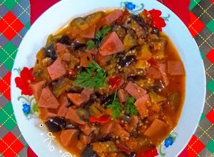 Una foto de Estofado de Berenjena con Jamonada 🍆🥩🥘