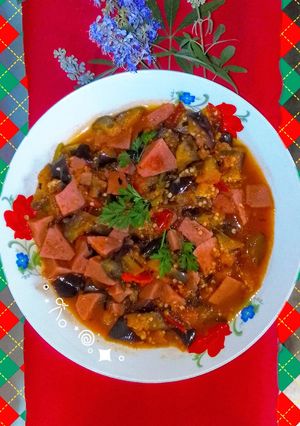 Una foto de Estofado de Berenjena con Jamonada 🍆🥩🥘