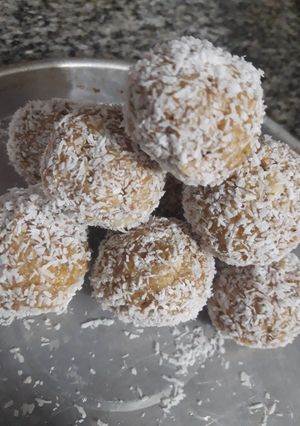 Una foto de Trufas de avena, coco y maní