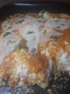 Una foto de Lasaña de pollo, espinaca, jamón y mozzarella